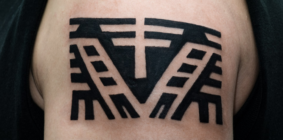 Revareva tattoo. Tatuaż czarno biały na ramieniu. Studio tatuażu w Warszawie. Bródno Targóek Praga Zacisze Centrum Marki Białołęka Tarchomin Żoliborz