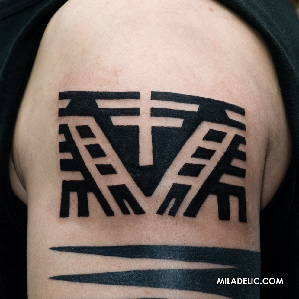 Revareva tattoo. Tatuaż czarno biały na ramieniu. Studio tatuażu w Warszawie. Bródno Targóek Praga Zacisze Centrum Marki Białołęka Tarchomin Żoliborz